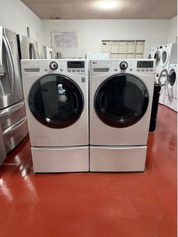 Set of washer machine LG and gas dryer. In perfect conditions and works perfectly. Washer machine capacity of 4.5 and dryer capacity 7.4. Deliver to y