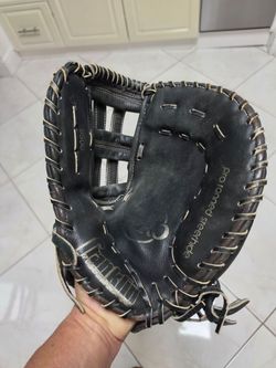 Franklin 9500 "The Doubleheader" Baseball First Base Mitt (RHT)
​Description
​Vintage Franklin Sports first base mitt, model 9500. Built with durable,