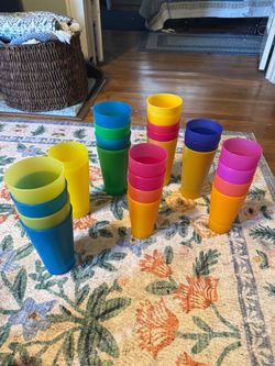 LOT OF 26 COLORFUL PLASTIC DRINKWARE