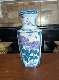 14 1/4" x 7" Vintage Chinese Famille Rose quatrefoil floral vase