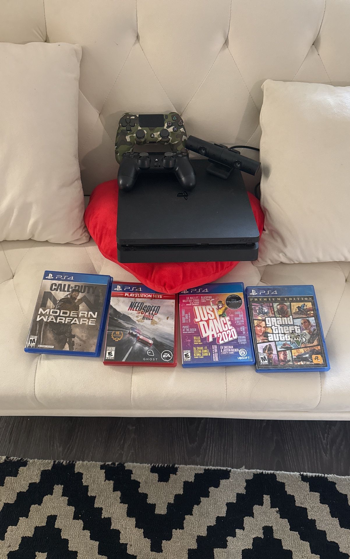 PS4 500gb 2 Controllers + Camera