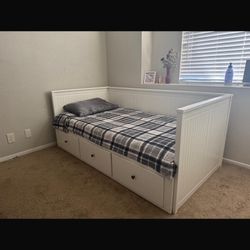 3 Drawer Day Bed