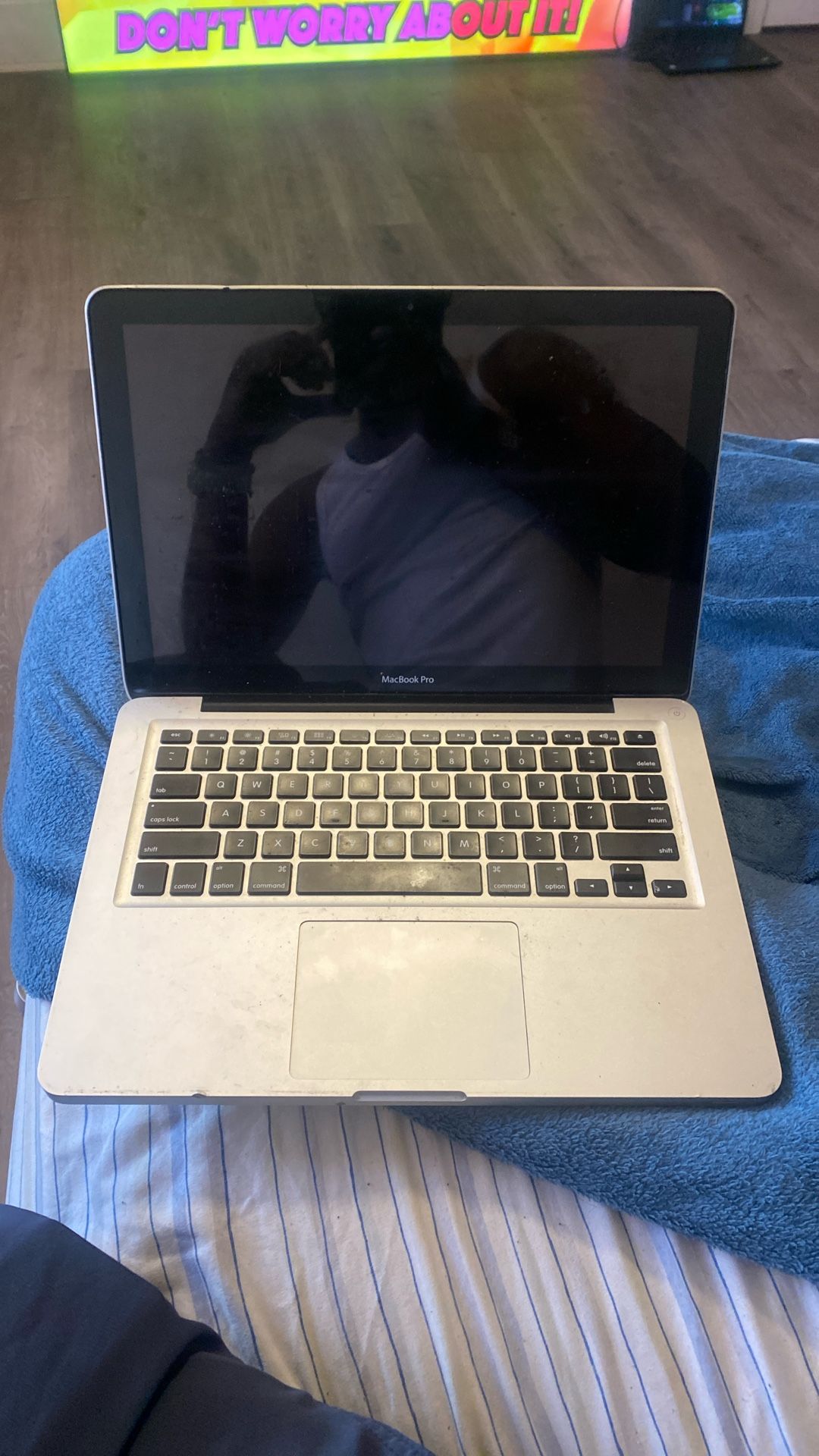 Mac Book Pro Needs A Power Cable (SELLING AS IS I DEFINITELY KNOW IT WORKS