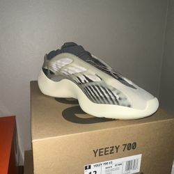 Adidas Yeezy 700 V3 // Fade Salt // Size 12