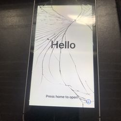 iPhone SE 32GB. Shattered Screen. 