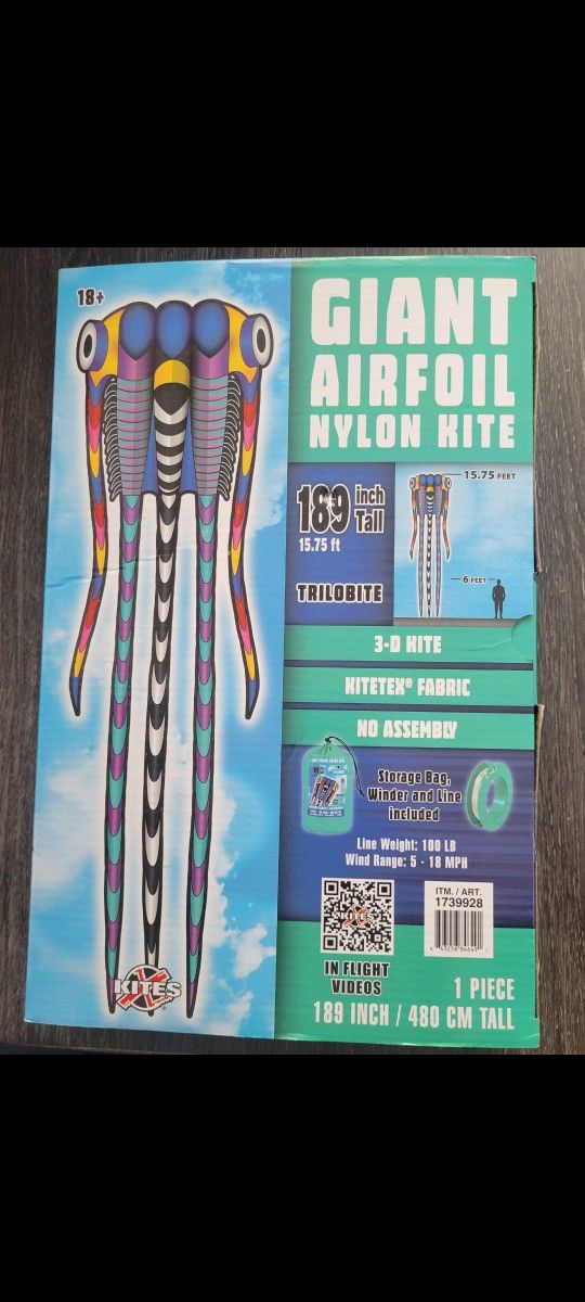GIANT AIRFOIL NYLON KITE
15.75 FEET