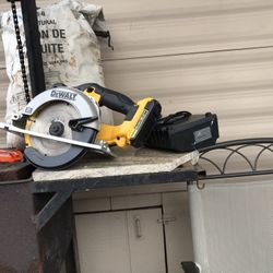 Dewalt 6-1/2 Circular Saw Battery And Charger 