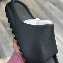 black yeezy slide