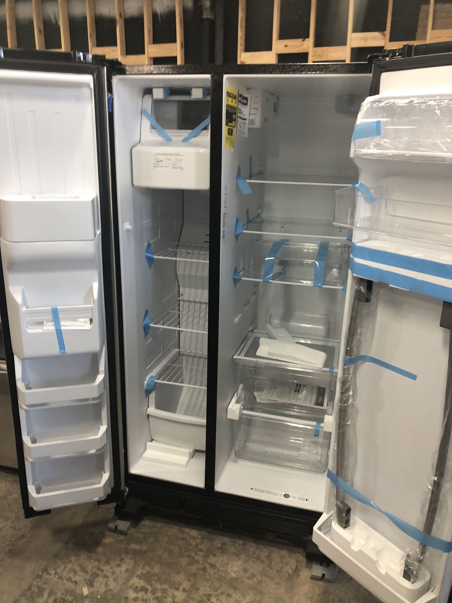 New Amana refrigerator ASI2575GRs