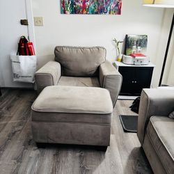 Bob’s Furniture Armchair & Ottoman With Storage 