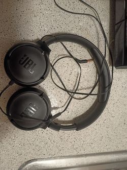 JBL'S 500 Black wired headphones