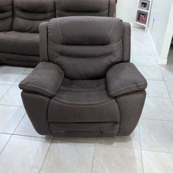 Furniture Row LOUNGE Edition Recliner 