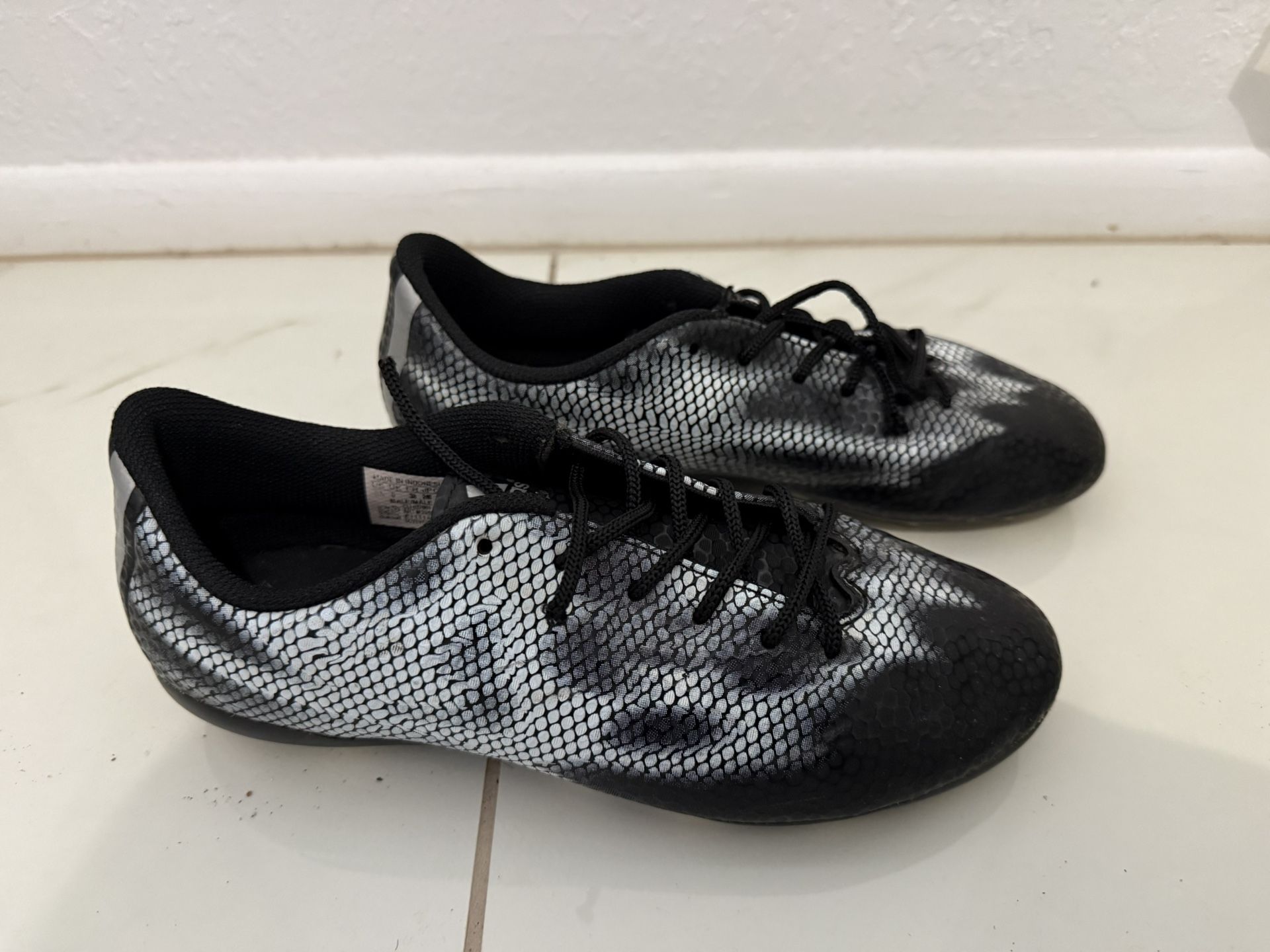 Adidas Boys Size 5 1/2 Soccer Cleats