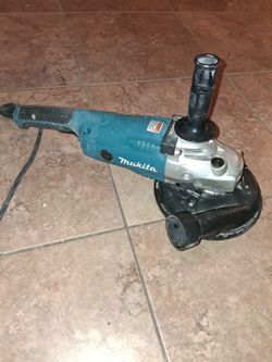 MAKITA 7" Grinder w/ Grinding Wheel & Disk