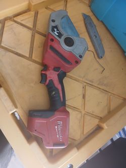 Milwaukee M12 Cordless Plastic Pipe Shear (
