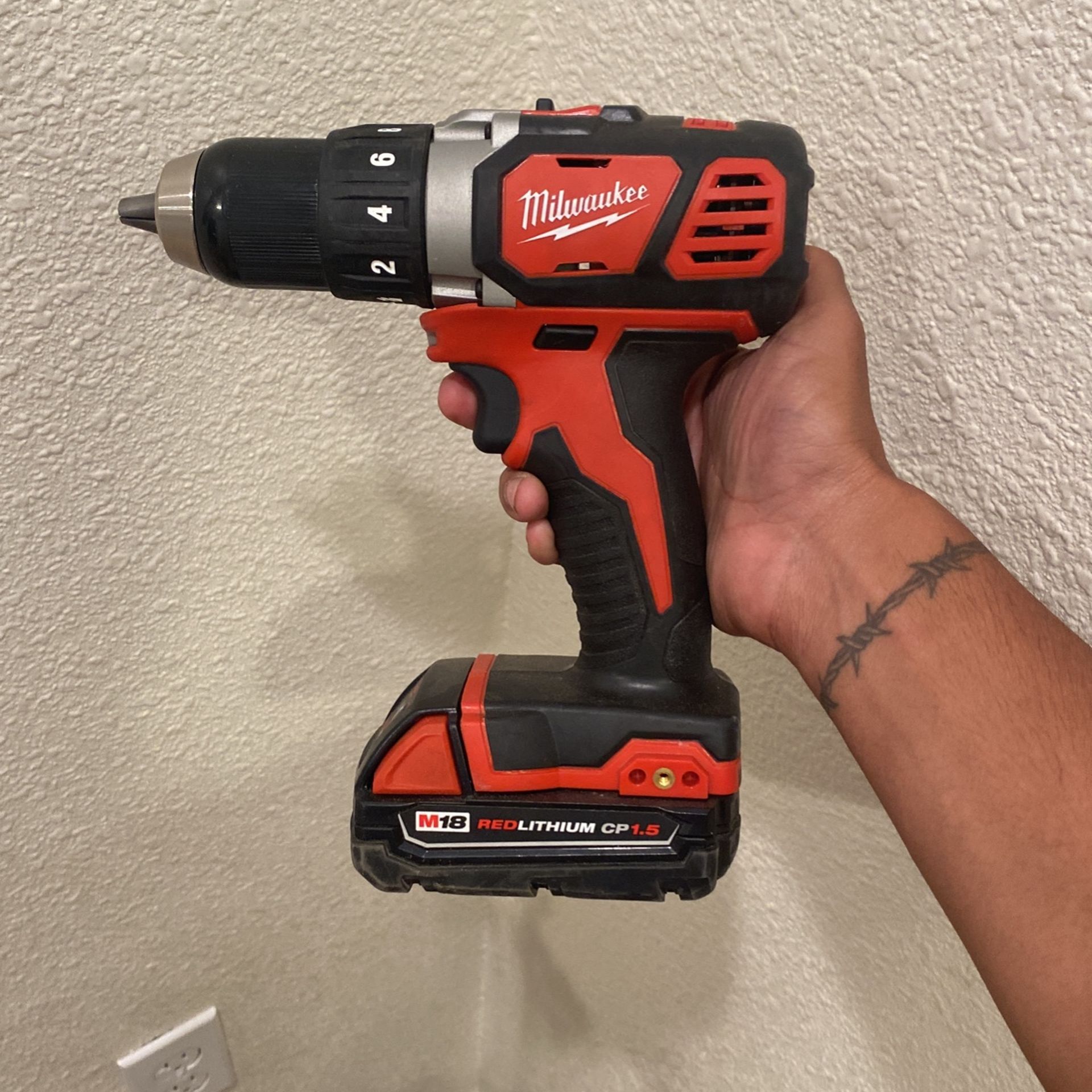 Milwuakee Drill Driver With Battery