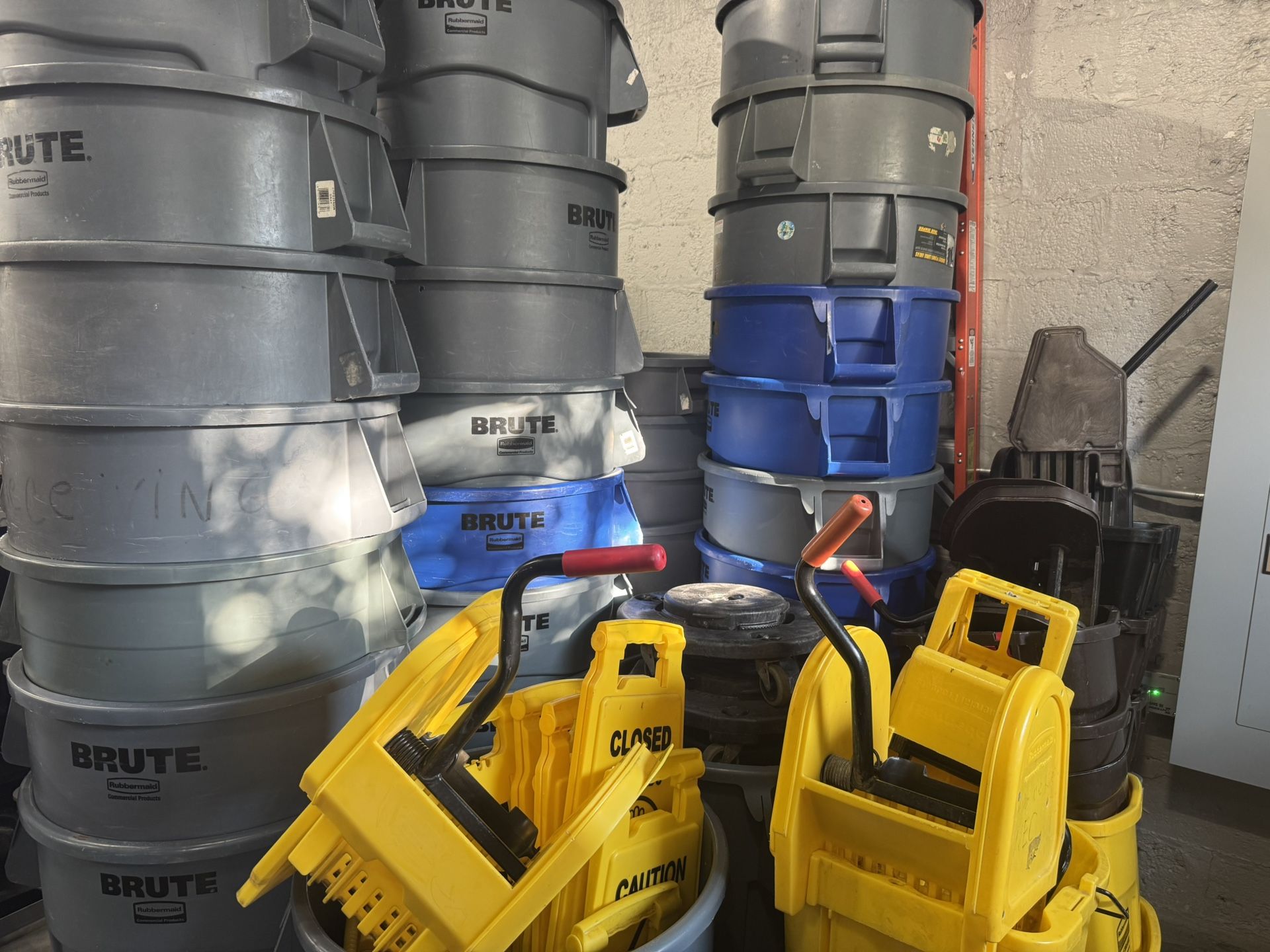 Barrels /professional janitorial equipment