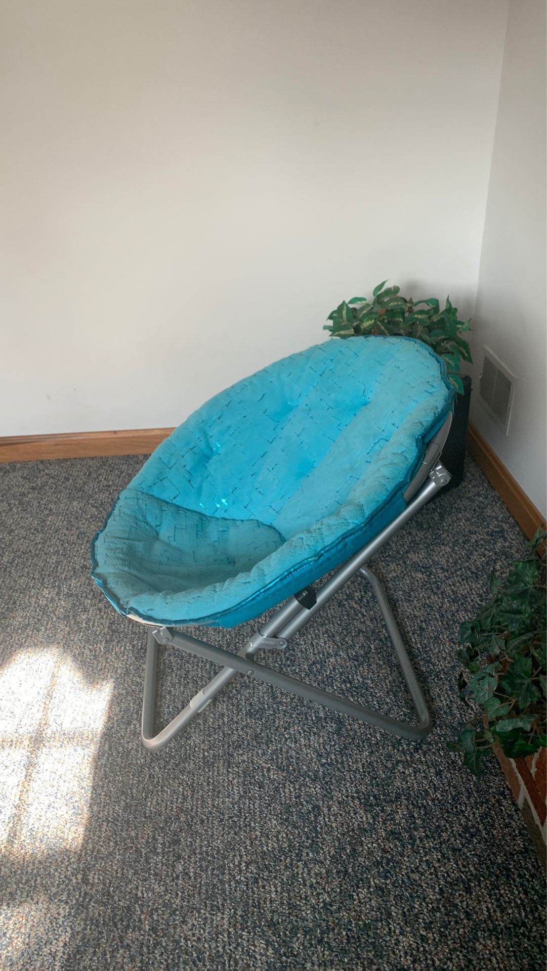 Sparkly teal round chair