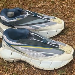 Size 6 Reebok Zig 3D Storm Hydro "River Rapids Pack" sneakers in the White Morning Fog