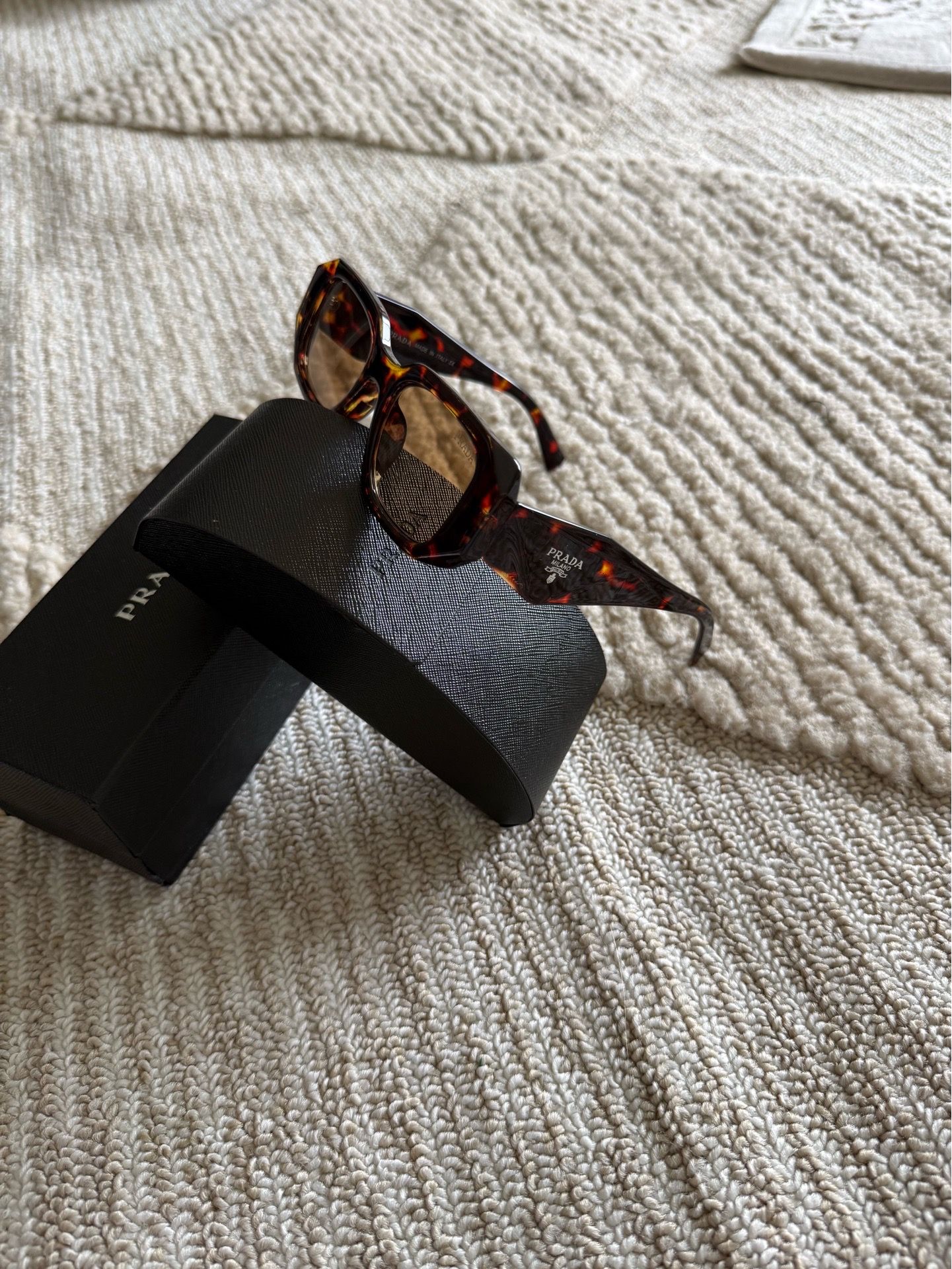 Authentic Prada Women’s sunglasses brown with tortoise frame