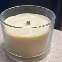 Woodwick Candle With The Fragrance Of White Teak