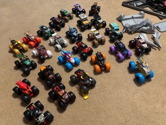 Monster Jam ThunderROARus Set and 26 trucks