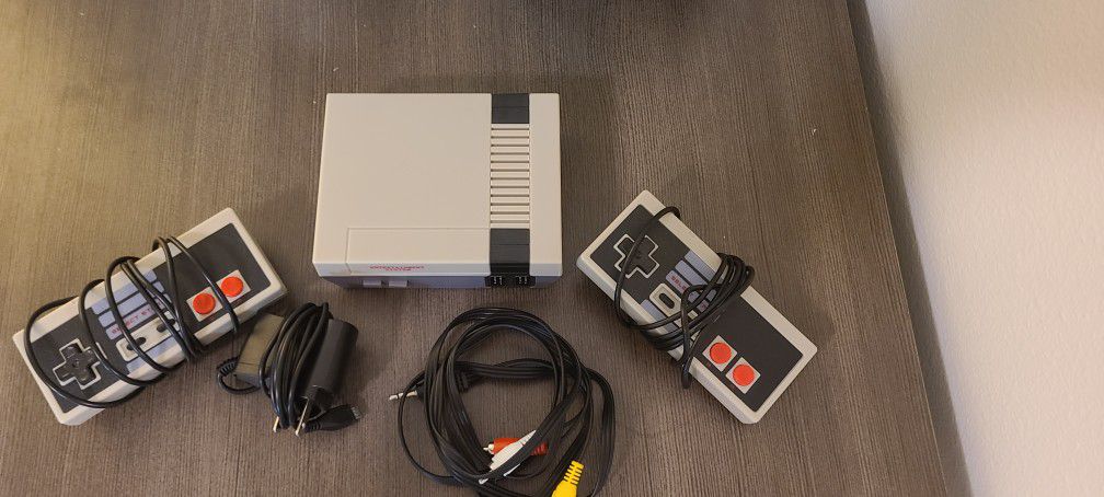 Classic Retro Console, AV Output Mini NES Old Video Game Console Built-in 620 Games with 2 Classic Controllers for Adults and Children