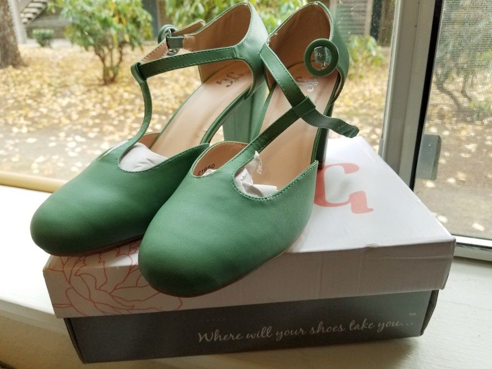 BRAND NEW Journee Green Heels - Size 8