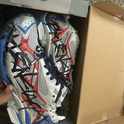 BALENCIAGA RUNNERS 42