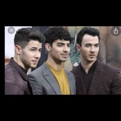 I GOT JONÁS BROTHERS TICKETS FOR SALE AT THE WOODLANDS TODAY THERE SEATS $275 FOR 2 TICKETS