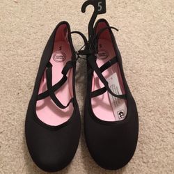Adorable brand new size 5 Girls flat black shoes with straps. 