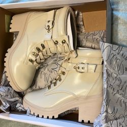 Wild pair/ Cream color boots 