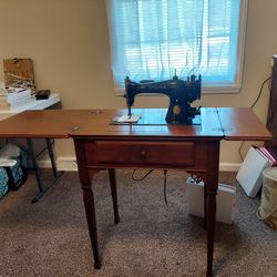 Singer 1952 Sewing Machine  with Knee Lever 