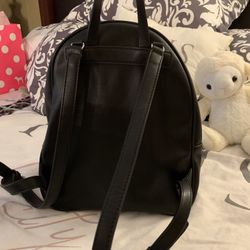 Guess black color backpack like new !