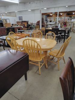 Blonde table w/ 8 chairs & 2 built-in leafs