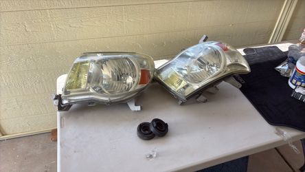 2005 - 2011 Toyota Tacoma headlight OEM original very good shape