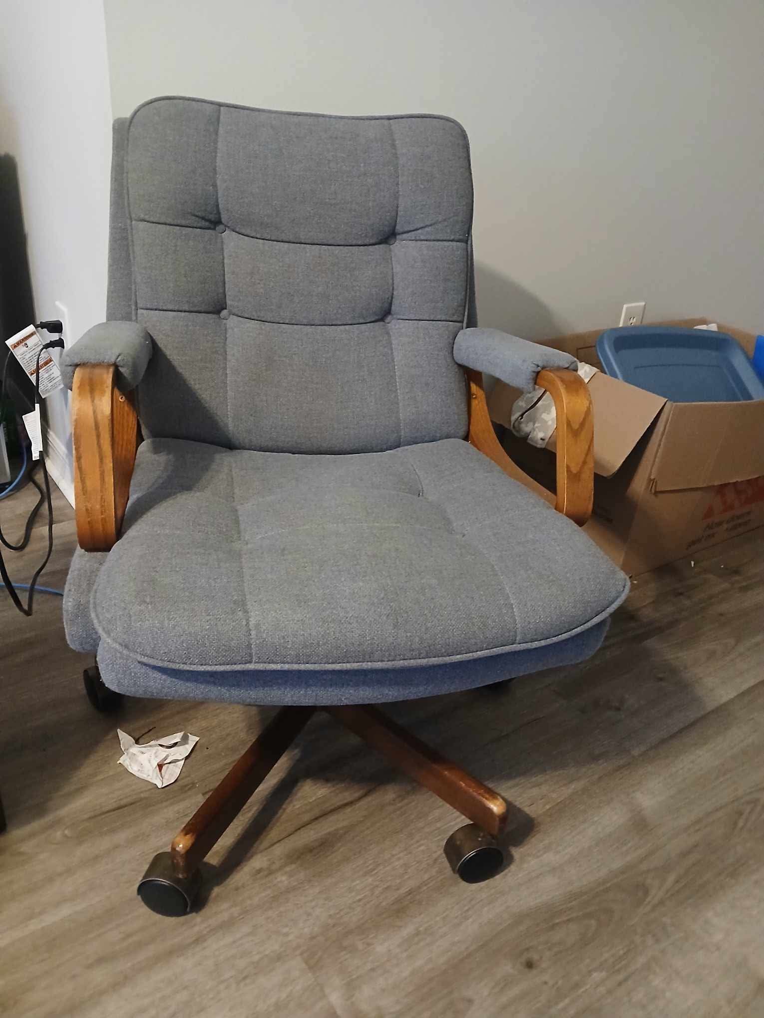 Vintage Late 80s To 1990 Lazy Boy Steelcase Swivel Style Rolling Office Chair