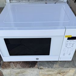 GE White Countertop Microwave 