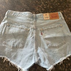 501 SHORTS 100% COTTON A HIGH RISE FITTED THROUGH THE HIP