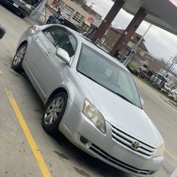 2005 Silver Toyota Avalon – Reliable & Smooth