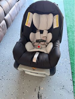 Porta bebé para carro