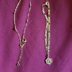 Women's ankle bracelets. Only one with the initial G