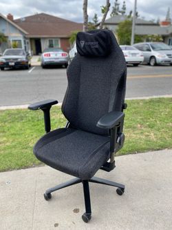 2022 Secretlab Titan Evo Black Softweave Gaming / Office chair