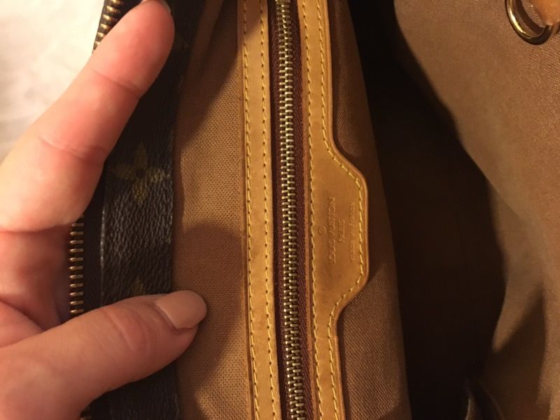 Aria: Louis Vuitton Monogram Cabas Escapade Bag