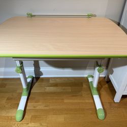 Adjustable height kids desk in amazing like new condition