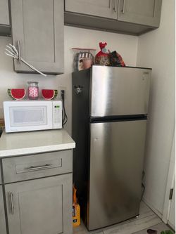 Medium refrigerator