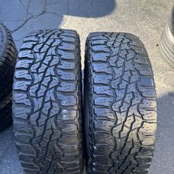 Tengo un par de llantas en muy buenas condiciones, marca GOOD YEAR LT 285/65R20 mis instaladas y balanceadas por el mismo precio $160