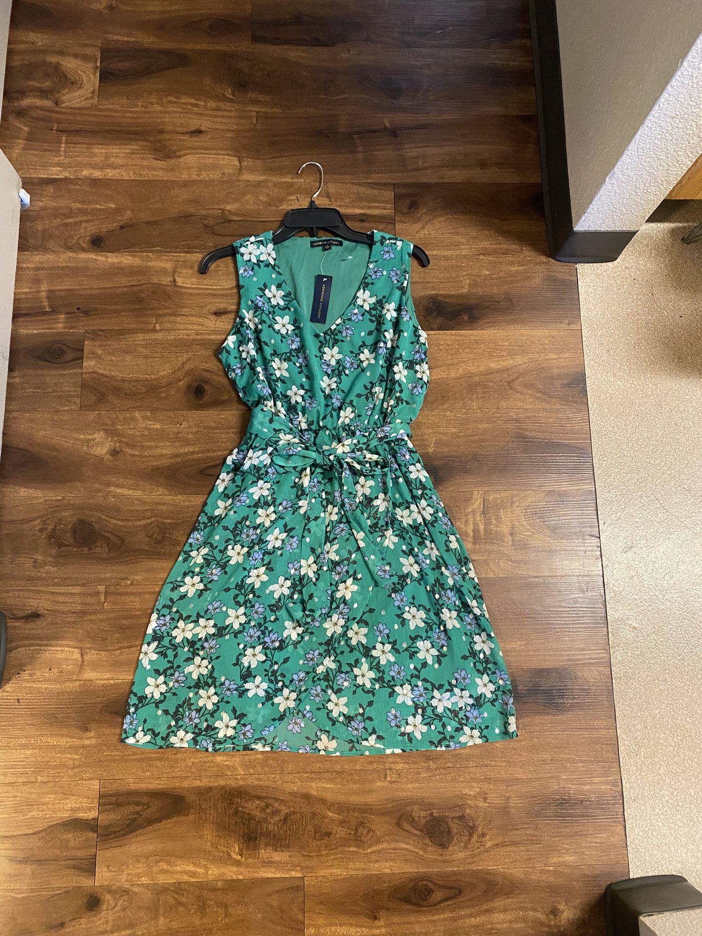 Brand New Woman’s Adrienne Vittadini brand Green Floral Dress Up For Sale