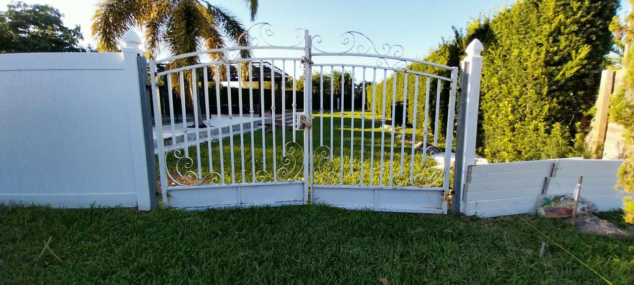 DOUBLE DRIVE IN  GATES VINTAGE  12Ft Wide X 8' Tall