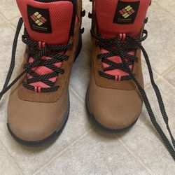 New Woman’s Columbia Hiking Boots Size 8